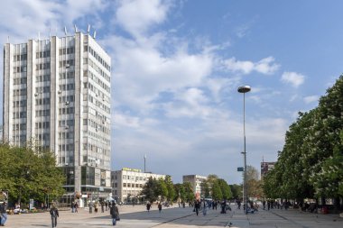 Silistre, Bulgaristan - 1 Mayıs 2008: Dobrich şehir merkezinde bina ve sokak, Bulgaristan