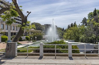 Sandanski, Bulgaristan - 29 Nisan 2019: Interhotel Sandanski'nin önündeki Çeşme, Bulgaristan