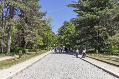 Sandanski, Bulgaristan - 29 Nisan 2019: Park St. Vrach'ın Sandanski kasabasında bahar manzarası, Bulgaristan
