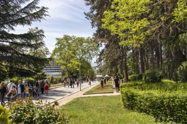 Sandanski, Bulgaristan - 29 Nisan 2019: Park St. Vrach'ın Sandanski kasabasında bahar manzarası, Bulgaristan