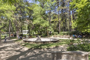 Sandanski, Bulgaristan - 29 Nisan 2019: Park St. Vrach'ın Sandanski kasabasında bahar manzarası, Bulgaristan