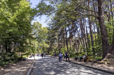 Sandanski, Bulgaristan - 29 Nisan 2019: Park St. Vrach'ın Sandanski kasabasında bahar manzarası, Bulgaristan