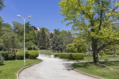 Sandanski, Bulgaristan - 29 Nisan 2019: Park St. Vrach'ın Sandanski kasabasında bahar manzarası, Bulgaristan