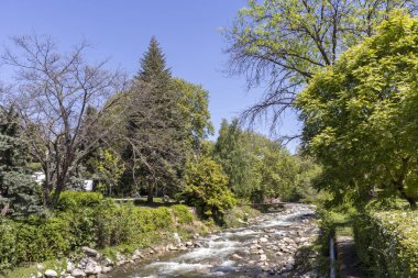 Sandanski, Bulgaristan - 29 Nisan 2019: Park St. Vrach'ın Sandanski kasabasında bahar manzarası, Bulgaristan