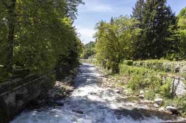 Sandanski, Bulgaristan - 29 Nisan 2019: Park St. Vrach'ın Sandanski kasabasında bahar manzarası, Bulgaristan