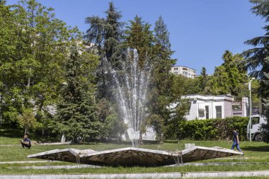 Sandanski, Bulgaristan - 29 Nisan 2019: Park St. Vrach'ın Sandanski kasabasında bahar manzarası, Bulgaristan