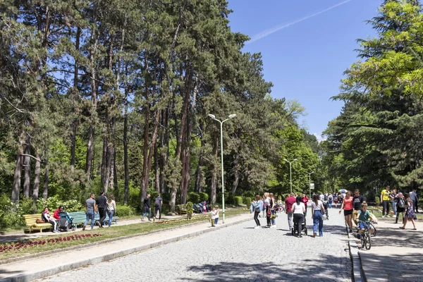 Sandanski, Bulgaristan - 29 Nisan 2019: Park St. Vrach'ın Sandanski kasabasında bahar manzarası, Bulgaristan