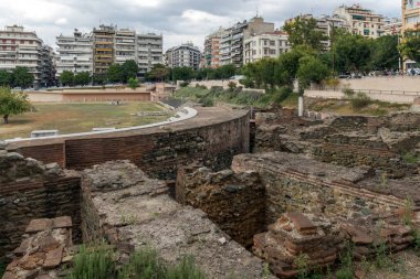 Selanik, Yunanistan - 30 Eylül 2017: Selanik şehir merkezinde Roma Forumu Harabelerinin Pnoramik görünümü, Orta Makedonya, Yunanistan