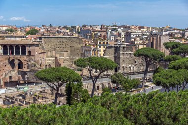 Roma, İtalya - 23 Haziran 2017: Anavatan Sunağı'nın çatısından Roma Şehrinin muhteşem panoraması, İtalya