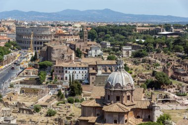 Roma, İtalya - 23 Haziran 2017: Anavatan Sunağı'nın çatısından Roma Şehrinin muhteşem panoraması, İtalya