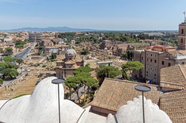 Roma, İtalya - 23 Haziran 2017: Anavatan Sunağı'nın çatısından Roma Şehrinin muhteşem panoraması, İtalya