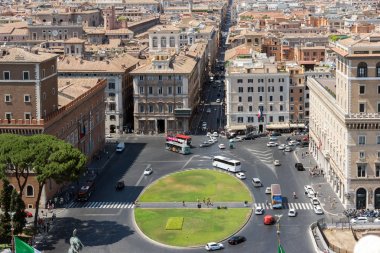 Roma, İtalya - 23 Haziran 2017: Anavatan Sunağı'nın çatısından Roma Şehrinin muhteşem panoraması, İtalya