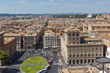 Roma, İtalya - 23 Haziran 2017: Anavatan Sunağı'nın çatısından Roma Şehrinin muhteşem panoraması, İtalya