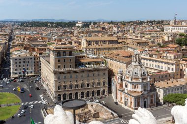 Roma, İtalya - 23 Haziran 2017: Anavatan Sunağı'nın çatısından Roma Şehrinin muhteşem panoraması, İtalya