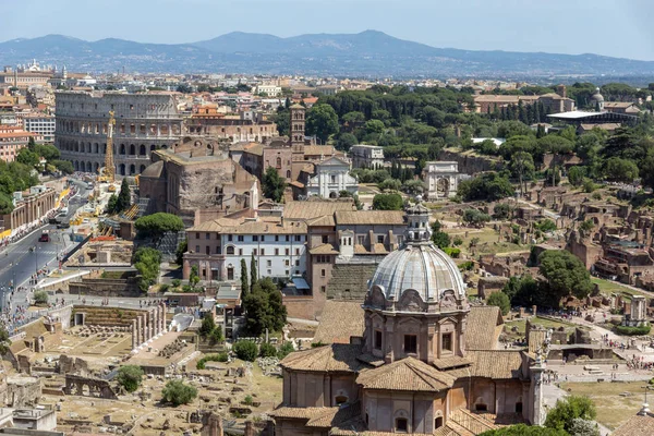 Roma, İtalya - 23 Haziran 2017: Anavatan Sunağı'nın çatısından Roma Şehrinin muhteşem panoraması, İtalya