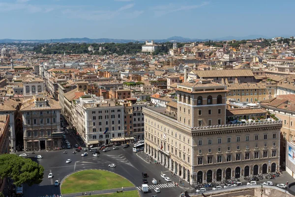 Roma, İtalya - 23 Haziran 2017: Anavatan Sunağı'nın çatısından Roma Şehrinin muhteşem panoraması, İtalya