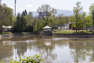 Sofya, Bulgaristan - 24 Nisan 2019: Sofya'daki Borisova Gradina'daki Ariana Gölü (Boris Garden), Bulgaristan