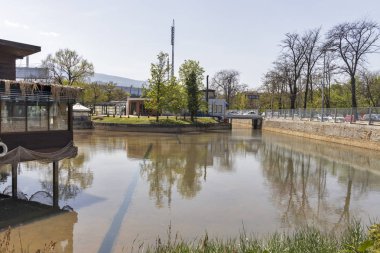 Sofya, Bulgaristan - 24 Nisan 2019: Sofya'daki Borisova Gradina'daki Ariana Gölü (Boris Garden), Bulgaristan