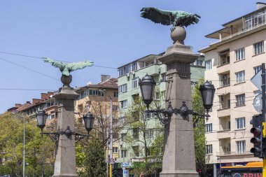 Sofya, Bulgaristan - 24 Nisan 2019: Perlovska nehri üzerindeki Eagle Köprüsü, Sofya, Bulgaristan