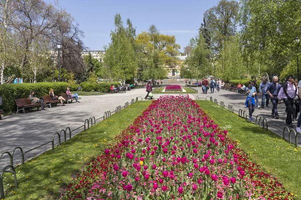 Sofya, Bulgaristan - 24 Nisan 2019: Sofya'daki Ulusal Tiyatro Ivan Vazov'un önündeki bahçe, Bulgaristan