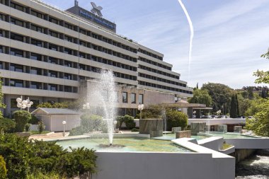 Sandanski, Bulgaristan - 29 Nisan 2019: Interhotel Sandanski'nin önündeki Çeşme, Bulgaristan