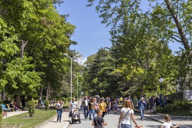Sandanski, Bulgaristan - 29 Nisan 2019: Park St. Vrach'ın Sandanski kasabasında bahar manzarası, Bulgaristan