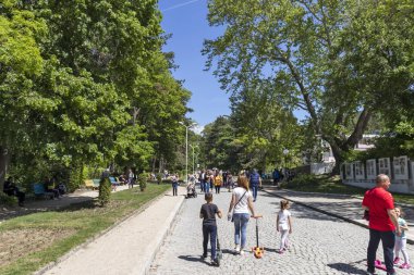 Sandanski, Bulgaristan - 29 Nisan 2019: Park St. Vrach'ın Sandanski kasabasında bahar manzarası, Bulgaristan