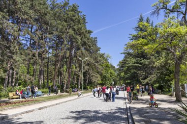 Sandanski, Bulgaristan - 29 Nisan 2019: Park St. Vrach'ın Sandanski kasabasında bahar manzarası, Bulgaristan