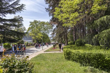 Sandanski, Bulgaristan - 29 Nisan 2019: Park St. Vrach'ın Sandanski kasabasında bahar manzarası, Bulgaristan