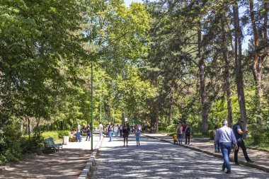 Sandanski, Bulgaristan - 29 Nisan 2019: Park St. Vrach'ın Sandanski kasabasında bahar manzarası, Bulgaristan