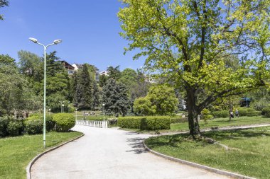Sandanski, Bulgaristan - 29 Nisan 2019: Park St. Vrach'ın Sandanski kasabasında bahar manzarası, Bulgaristan