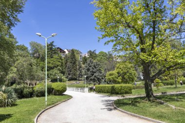 Sandanski, Bulgaristan - 29 Nisan 2019: Park St. Vrach'ın Sandanski kasabasında bahar manzarası, Bulgaristan