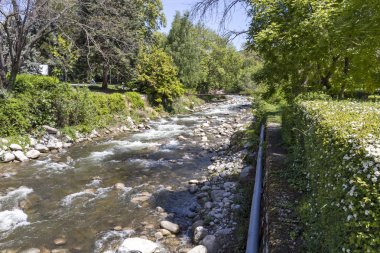 Sandanski, Bulgaristan - 29 Nisan 2019: Sandanska Bistritsa nehri Bulgaristan'ın Sandanski kasabasından geçiyor