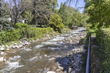 Sandanski, Bulgaristan - 29 Nisan 2019: Sandanska Bistritsa nehri Bulgaristan'ın Sandanski kasabasından geçiyor