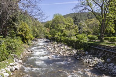 Sandanski, Bulgaristan - 29 Nisan 2019: Sandanska Bistritsa nehri Bulgaristan'ın Sandanski kasabasından geçiyor