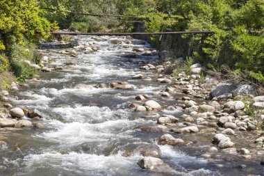 Sandanski, Bulgaristan - 29 Nisan 2019: Sandanska Bistritsa nehri Bulgaristan'ın Sandanski kasabasından geçiyor