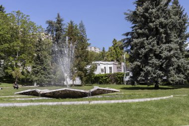 Sandanski, Bulgaristan - 29 Nisan 2019: Park St. Vrach'ın Sandanski kasabasında bahar manzarası, Bulgaristan