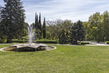 Sandanski, Bulgaristan - 29 Nisan 2019: Park St. Vrach'ın Sandanski kasabasında bahar manzarası, Bulgaristan