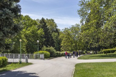 Sandanski, Bulgaristan - 29 Nisan 2019: Park St. Vrach'ın Sandanski kasabasında bahar manzarası, Bulgaristan