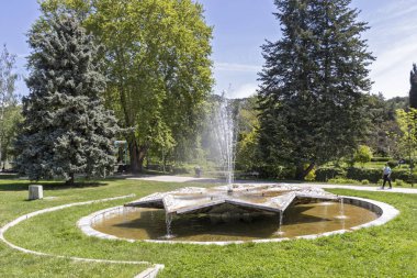Sandanski, Bulgaristan - 29 Nisan 2019: Park St. Vrach'ın Sandanski kasabasında bahar manzarası, Bulgaristan