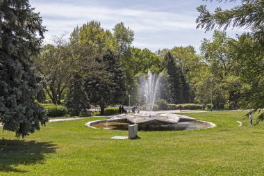 Sandanski, Bulgaristan - 29 Nisan 2019: Park St. Vrach'ın Sandanski kasabasında bahar manzarası, Bulgaristan