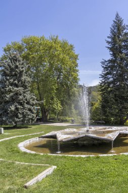 Sandanski, Bulgaristan - 29 Nisan 2019: Park St. Vrach'ın Sandanski kasabasında bahar manzarası, Bulgaristan