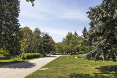 Sandanski, Bulgaristan - 29 Nisan 2019: Park St. Vrach'ın Sandanski kasabasında bahar manzarası, Bulgaristan