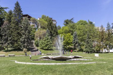Sandanski, Bulgaristan - 29 Nisan 2019: Park St. Vrach'ın Sandanski kasabasında bahar manzarası, Bulgaristan