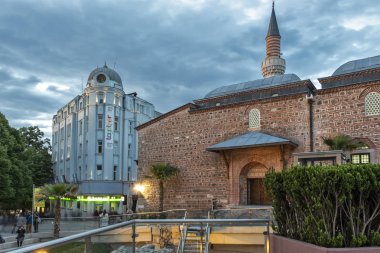 Plovdiv, Bulgaristan - 10 Mayıs 2019: Plovdiv şehrinde Dzhumaya Camii ve Roma Stadyumu yakınlarındaki merkezi yaya caddesinin gün batımı görünümü, Bulgaristan