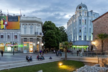 Plovdiv, Bulgaristan - 10 Mayıs 2019: Plovdiv şehrinde Dzhumaya Camii ve Roma Stadyumu yakınlarındaki merkezi yaya caddesinin gün batımı görünümü, Bulgaristan