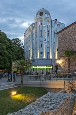 Plovdiv, Bulgaristan - 10 Mayıs 2019: Plovdiv şehrinde Dzhumaya Camii ve Roma Stadyumu yakınlarındaki merkezi yaya caddesinin gün batımı görünümü, Bulgaristan