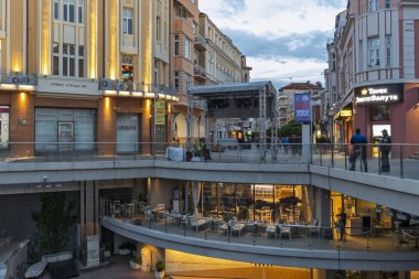 Plovdiv, Bulgaristan - 10 Mayıs 2019: Plovdiv şehrinde Dzhumaya Camii ve Roma Stadyumu yakınlarındaki merkezi yaya caddesinin gün batımı görünümü, Bulgaristan