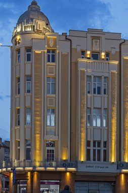 Plovdiv, Bulgaristan - 10 Mayıs 2019: Plovdiv şehrinde Dzhumaya Camii ve Roma Stadyumu yakınlarındaki merkezi yaya caddesinin gün batımı görünümü, Bulgaristan