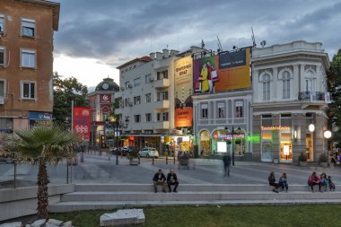 Plovdiv, Bulgaristan - 10 Mayıs 2019: Plovdiv şehrinde Dzhumaya Camii ve Roma Stadyumu yakınlarındaki merkezi yaya caddesinin gün batımı görünümü, Bulgaristan